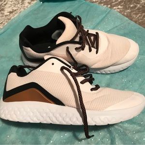 Woman athletic shoes,very light